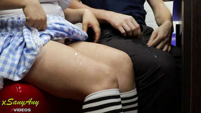 Te kotiro kura e oho ana ki te hoa kura i runga i nga mahi-a-kaainga-xsanyAny